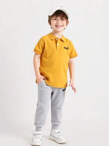 SHEIN 小男童字母刺繡POLO衫和運動褲套裝 - 彩色 - 查看 3