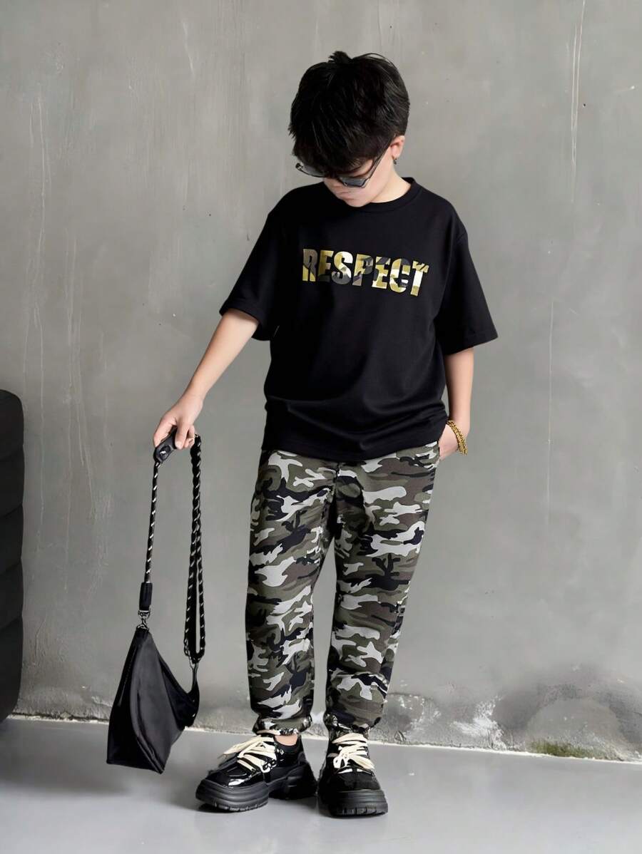 SHEIN 男孩夏季 2 件/套黑色短袖 T 恤和迷彩工裝運動褲套裝 - 黑色 - 查看 1