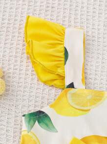 SHEIN Playful Pals 可爱柠檬印花女婴连体衣，饰有蝴蝶结和撞色设计，是送给小宝宝的贴心礼物。