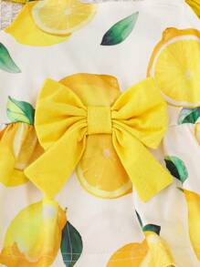 SHEIN Playful Pals 可爱柠檬印花女婴连体衣，饰有蝴蝶结和撞色设计，是送给小宝宝的贴心礼物。