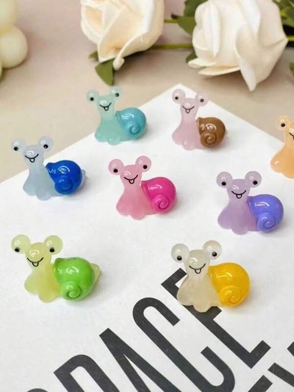 SHEIN 10pcs/20pcs/30pcs Miniature Resin Night Light Snail With Glow In The Dark Effect For DIY Jewelry Making, Grass Moss Decor, Insect & Animal Fluorescent Mini Snail, Wholesale Miniature Landscape Decoration, Ideal Gift For Family Collection,Color Random