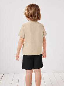 SHEIN Set de 2 piezas de camiseta de manga corta y pantalones cortos casuales con estampado de dinosaurio para niños