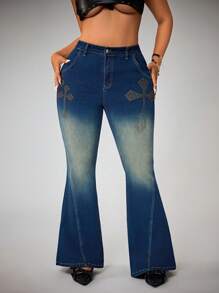 SHEIN ICON Jeans acampanados Y2K de talle alto con estampado de cruz, efecto desgastado y elásticos, tallas grandes - Azul lavado oscuro - Ver 1