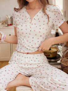 SHEIN Pigiama a 2 pezzi per ragazze adolescenti, composto da top a maniche corte con scollo a V e pantaloni, in tessuto minimale e colorato con motivo farfalla, confortevole e ignifugo