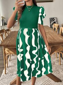 SHEIN Maternity Dress With Short Bubble Sleeves & Geometric Print - Dark Green - View 3
