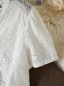 SHEIN LUNE Camisa de manga corta con tallas grandes, casual, para vacaciones, con decoración de cinta bordada y calada - Blanco - Ver 4
