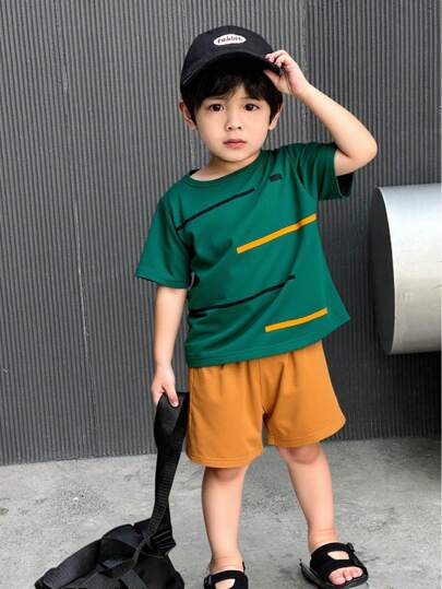 SHEIN 2 件套年轻男孩黄色条纹印花圆领 T 恤和黑色休闲针织运动短裤，适合夏季度假、旅行、放松、日光浴