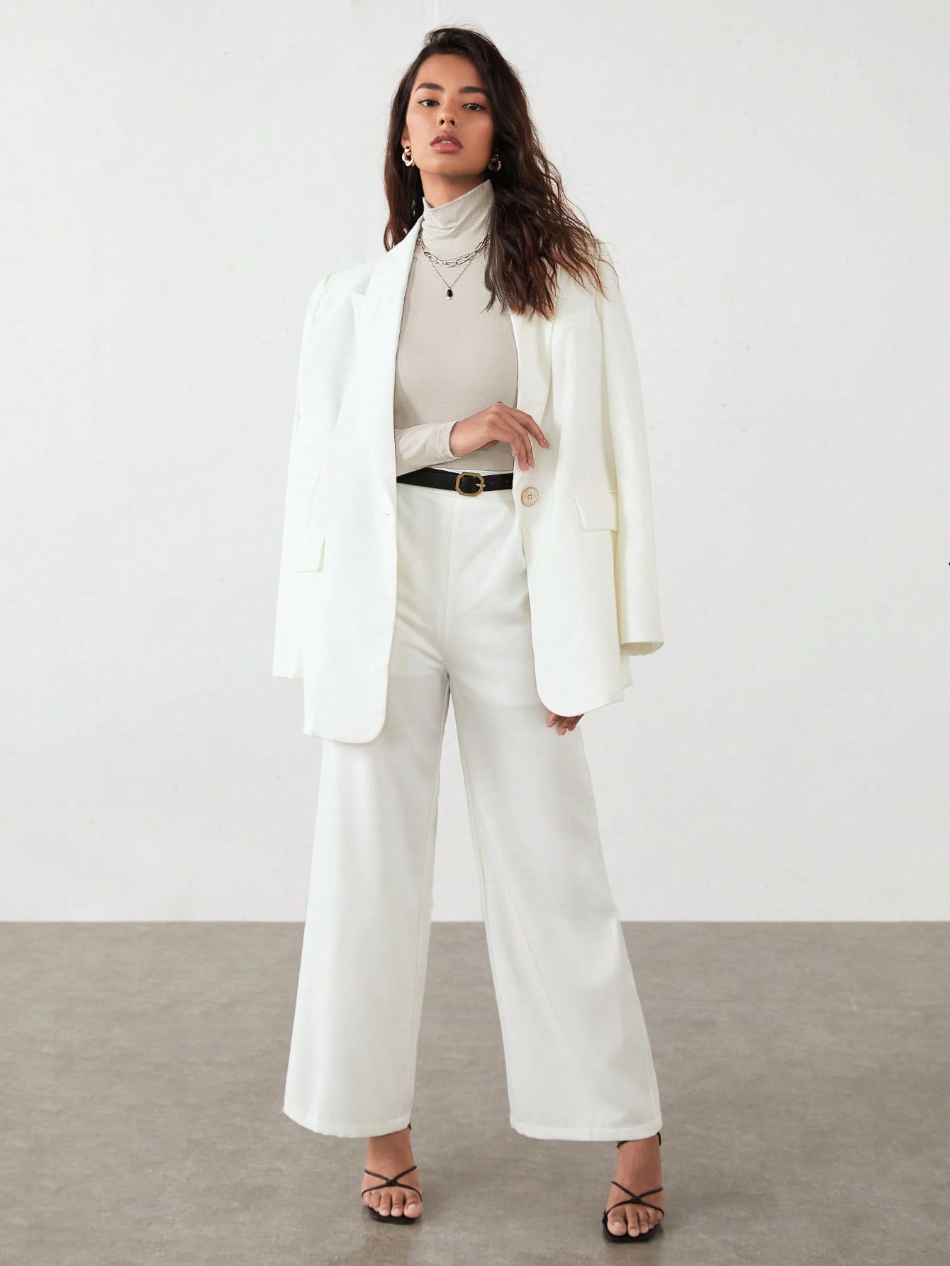 RueChic بلوزة ذات لون أساسي قابلة للسحب ، بياقة عا...