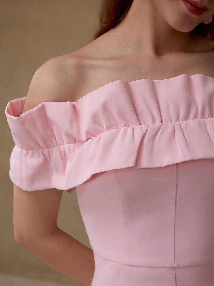 VESTIDO COM OMBROS À MOSTRA E BABADOS COM RECORTE VIÉS