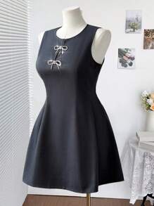 Flirla Vestido de verano sin mangas de cuello redondo en talla grande, estilo retro y vacacional, vestido vintage elegante con cintura atada y botones metálicos - Gris - Ver 5