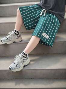 SHEIN Streecool Kids 1 件装年轻男孩休闲简约运动度假条纹印花短裤，适合春夏季日常穿着、度假、旅行、放松和日光浴 - 墨綠色 - 查看 5