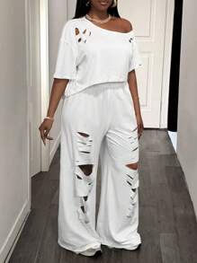 SHEIN CURVE+ 2 件套大码女式休闲街头风格镂空碎花短袖上衣和裤子/女士套装/露肩上衣/性感/可爱上衣/返校/2 件套/白色/女士休闲/女士外出上衣/女士休闲套装/街头时尚运动纯色/运动衫/白色大码两件套大码夏季套装加大码休闲套装 8xl 女装 2 件破洞套装 - 白色 - 查看 8