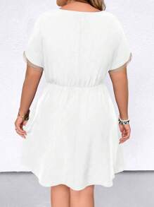 SHEIN LUNE Đầm nữ cỡ lớn thời trang mùa hè cổ chữ V tua rua thắt eo xếp ly dây rút Đầm casual cỡ lớn tay ngắn đầm hè cỡ lớn phong cách boho đầm tay ngắn buộc dây đầm du lịch tua rua thắt eo đầm mùa xuân đến hè - trắng - Xem 2