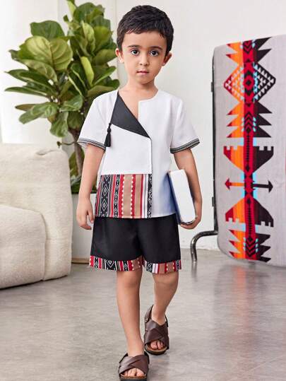 SHEIN Conjunto de 2 piezas de vacaciones casual para niños pequeños: Camisa de manga corta cuello redondo con apliques de punto a rayas retro y estampado geométrico remendado, y pantalones cortos de cintura elástica, adecuado para atuendos de niños, ropa de niños pequeños, de vuelta al colegio, fiestas, actuaciones, bodas, bautizos, apertura de escuelas, uso diario, viajes, deportes, primavera y verano.