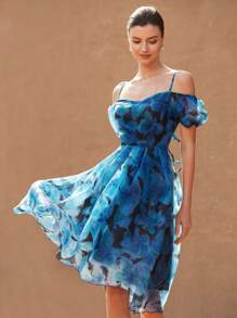 Aveloria Rosie Vestido camisero con cuello de corazón y mangas abullonadas, diseño de hombros descubiertos, en estampado floral azul de organza. Romántico, elegante, vintage y refinado para mujeres. Vestido de graduación