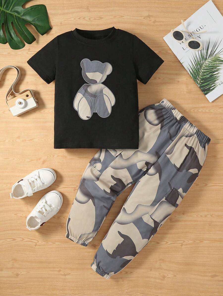 SHEIN 小男孩熊印花圖t恤與戰地褲套裝