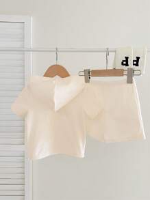 SHEIN 2 件套男童休闲简约字母印花 T 恤和短裤套装，适合夏季