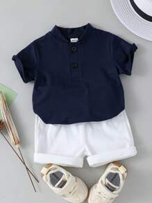 Souflis Souflis 2 pezzi Set bebè maschio: Maglietta elegante e minimale a maniche corte con collo alto e pantaloni in colore a contrasto, adatti per l'estate