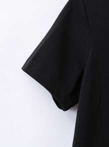 SHEIN 2 piezas Conjunto informal deportivo para niño pequeño - Camiseta negra de cuello redondo de manga corta con bolsillo de color contrastante y cinta con texto, combinada con pantalones cargo de cintura elástica, adecuado para juegos diarios al aire libre, escuela, deportes, viajes, primavera y verano
