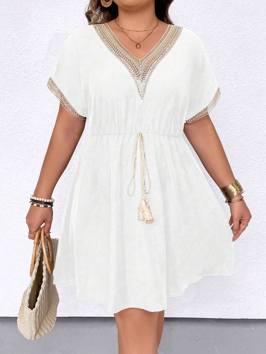 SHEIN LUNE Đầm nữ cỡ lớn thời trang mùa hè cổ chữ V tua rua thắt eo xếp ly dây rút Đầm casual cỡ lớn tay ngắn đầm hè cỡ lớn phong cách boho đầm tay ngắn buộc dây đầm du lịch tua rua thắt eo đầm mùa xuân đến hè - trắng - Xem 1