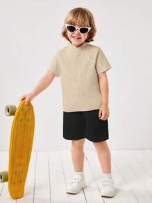 SHEIN Set de 2 piezas de camiseta de manga corta y pantalones cortos casuales con estampado de dinosaurio para niños