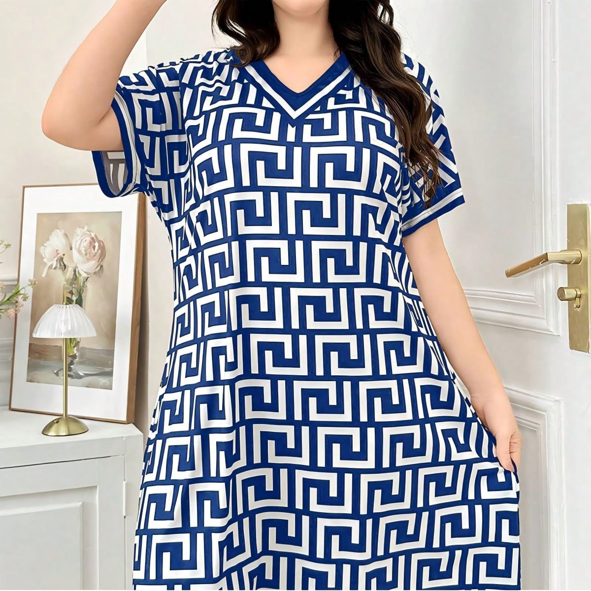 Vestido de dormir de talla grande para mujeres con cuello en V, manga corta y estampado geométrico