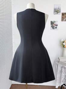 Flirla Vestido de verano sin mangas de cuello redondo en talla grande, estilo retro y vacacional, vestido vintage elegante con cintura atada y botones metálicos - Gris - Ver 2