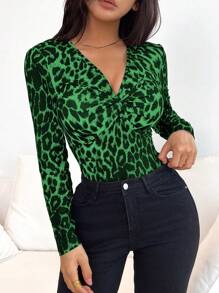 Chiquease 女式深 V 领长袖豹纹和结饰胸围褶皱 T 恤，性感优雅，秋季图案猎豹印花 T 恤，女式春季上衣 - 綠色 - 查看 4