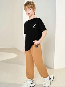 SHEIN Camiseta Gráfica Con Plumas Y Letras Para Niño Juvenil Y Pantalones Con Parches Incluidos