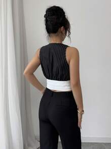 Elenzga Women's Black And White Patchwork Colorblock Design V-Neck Sleeveless Cropped Blouse Top - Black and White - View 2