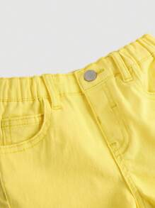SHEIN Jeune fille 2025 Nouveaux shorts en jean jaune à taille élastique, Vêtements de vacances décontractés de printemps et d'été pour jeune fille, Plage pour jeune fille, Tenue de rue occidentale pour fille, Vacances de printemps, Shorts en jean pour festival rave - Jaune citron - Voir 3