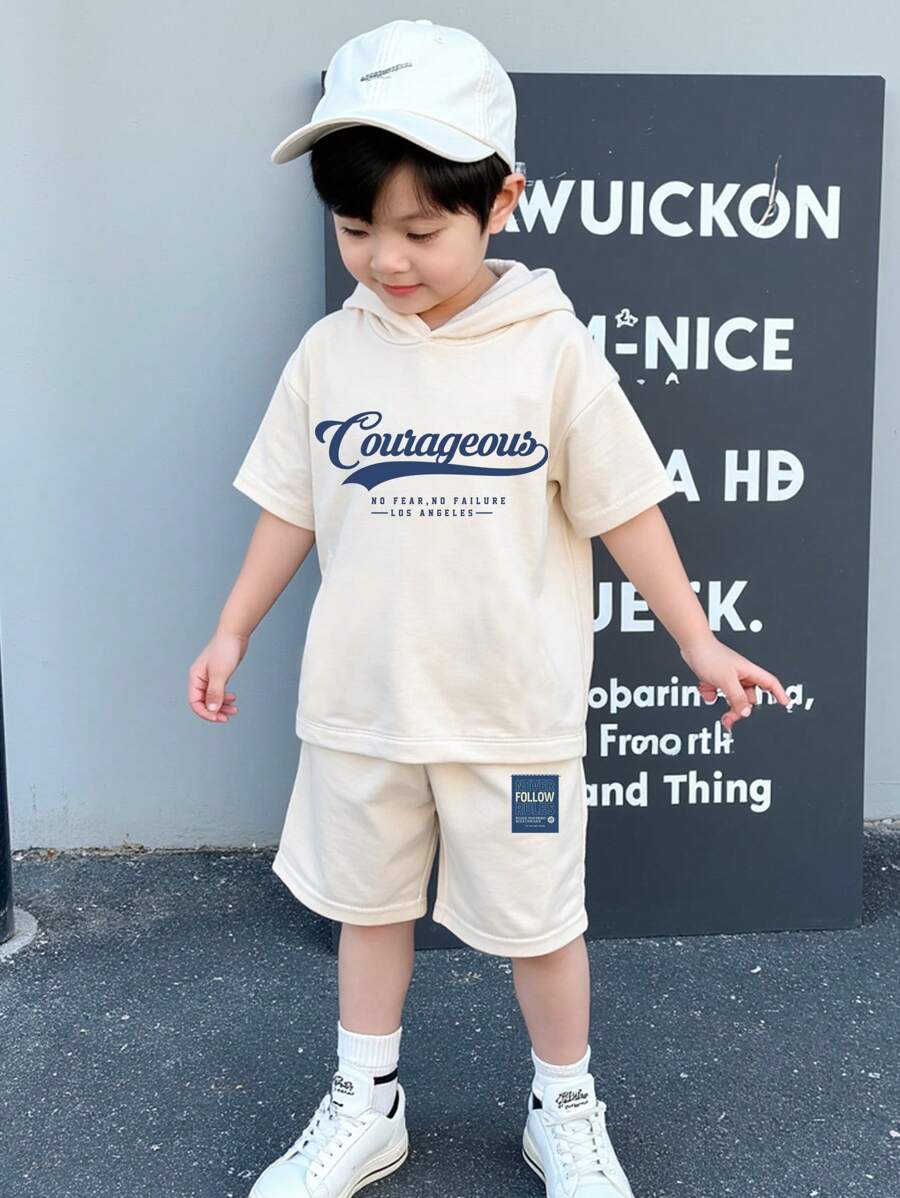 SHEIN 2 件套男童休闲简约字母印花 T 恤和短裤套装，适合夏季