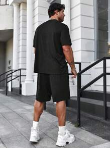 Manfinity Homme 2 件套大码男士休闲纯色短袖 T 恤和短裤套装，夏季服装套装，舒适服装