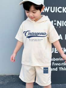 SHEIN 2 件套男童休闲简约字母印花 T 恤和短裤套装，适合夏季