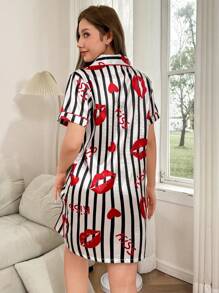 Dream Adore Camisón de satén con cuello a rayas, estampado de labios y corazones para mujer