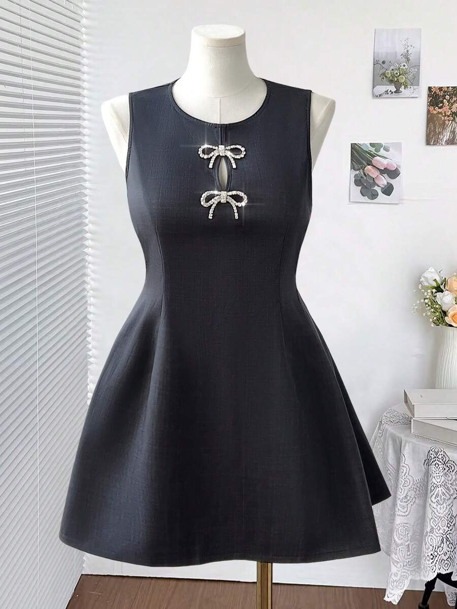 Flirla Vestido de verano sin mangas de cuello redondo en talla grande, estilo retro y vacacional, vestido vintage elegante con cintura atada y botones metálicos - Gris - Ver 1