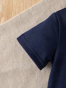 Souflis Souflis 2 pezzi Set bebè maschio: Maglietta elegante e minimale a maniche corte con collo alto e pantaloni in colore a contrasto, adatti per l'estate