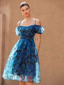 Aveloria Rosie Vestido camisero con cuello de corazón y mangas abullonadas, diseño de hombros descubiertos, en estampado floral azul de organza. Romántico, elegante, vintage y refinado para mujeres. Vestido de graduación