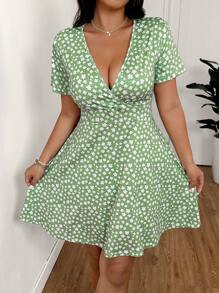 SHEIN EZwear Plus Size V-Neck Waisted Green Ditsy Floral Dress, For Spring And Summer - Green - View 6