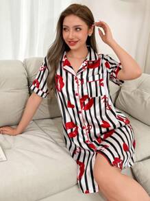 Dream Adore Camisón de satén con cuello a rayas, estampado de labios y corazones para mujer