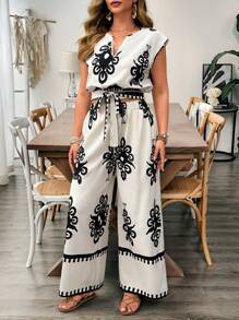 SHEIN Clasi 大码女式花卉印花 V 领短款上衣和裤子两件套度假装 - 杏色 - 查看 3