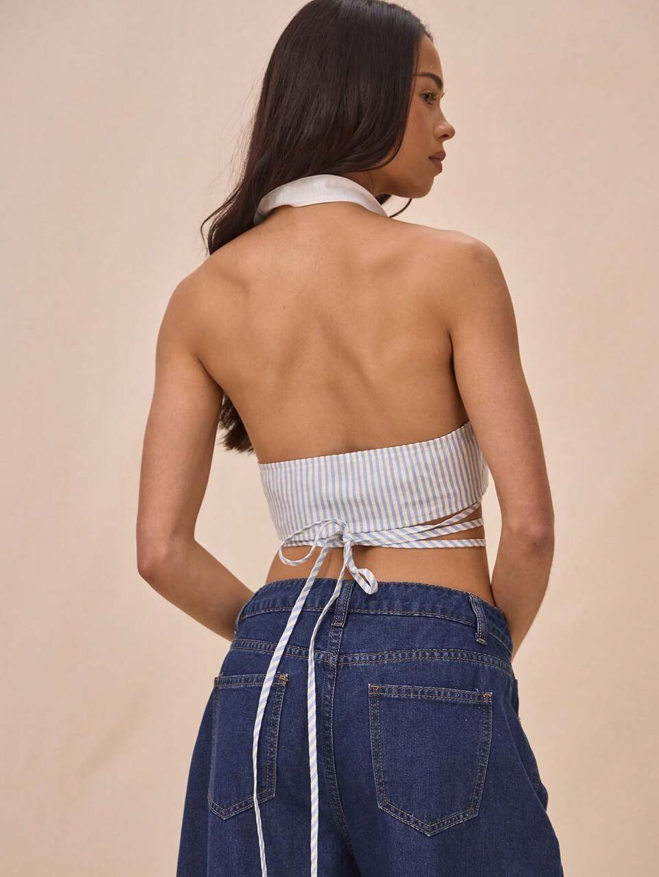 Brassière à col en V ouvert avec détails de boutons, rayures, bretelles et ceinture à nouer. Idéale pour le printemps, l'été, les vacances et les jours fériés