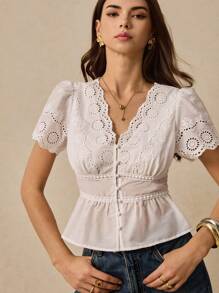 Poéselle 女式刺绣衬衫 荷叶边下摆纽扣衬衫 女式 V 领短款泡泡袖单排扣休闲刺绣衬衫 夏季上衣 夏季女式波西米亚风上衣 白色上衣 夏季春季女式西部风女装 夏季女式上衣 夏季女式节日可爱上衣 Y2k 夏季衬衫 春季上衣 Y2k 上衣 白色衬衫 - 白色 - 查看 5