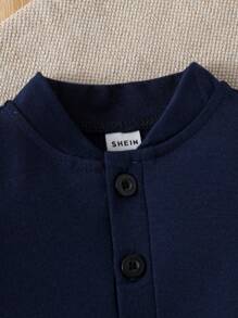 Souflis Souflis 2 pezzi Set bebè maschio: Maglietta elegante e minimale a maniche corte con collo alto e pantaloni in colore a contrasto, adatti per l'estate