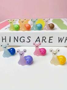 SHEIN 10pcs/20pcs/30pcs Miniature Resin Night Light Snail With Glow In The Dark Effect For DIY Jewelry Making, Grass Moss Decor, Insect & Animal Fluorescent Mini Snail, Wholesale Miniature Landscape Decoration, Ideal Gift For Family Collection,Color Random