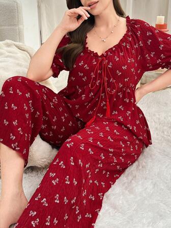 CottageSlumber طقم بيجامة كبير الحجم مكون من ملابس علوية بأكمام منتفخة مزينة بياقة مكشكشة وربطة عنق مزينة بشرابات وبنطلون مطبوع بنقشة الفيونكة