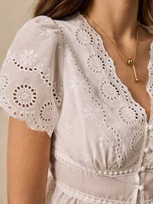 Poéselle 女式刺绣衬衫 荷叶边下摆纽扣衬衫 女式 V 领短款泡泡袖单排扣休闲刺绣衬衫 夏季上衣 夏季女式波西米亚风上衣 白色上衣 夏季春季女式西部风女装 夏季女式上衣 夏季女式节日可爱上衣 Y2k 夏季衬衫 春季上衣 Y2k 上衣 白色衬衫 - 白色 - 查看 7