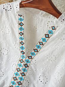 SHEIN LUNE Camisa de manga corta con tallas grandes, casual, para vacaciones, con decoración de cinta bordada y calada - Blanco - Ver 7