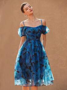 Aveloria Rosie Vestido camisero con cuello de corazón y mangas abullonadas, diseño de hombros descubiertos, en estampado floral azul de organza. Romántico, elegante, vintage y refinado para mujeres. Vestido de graduación