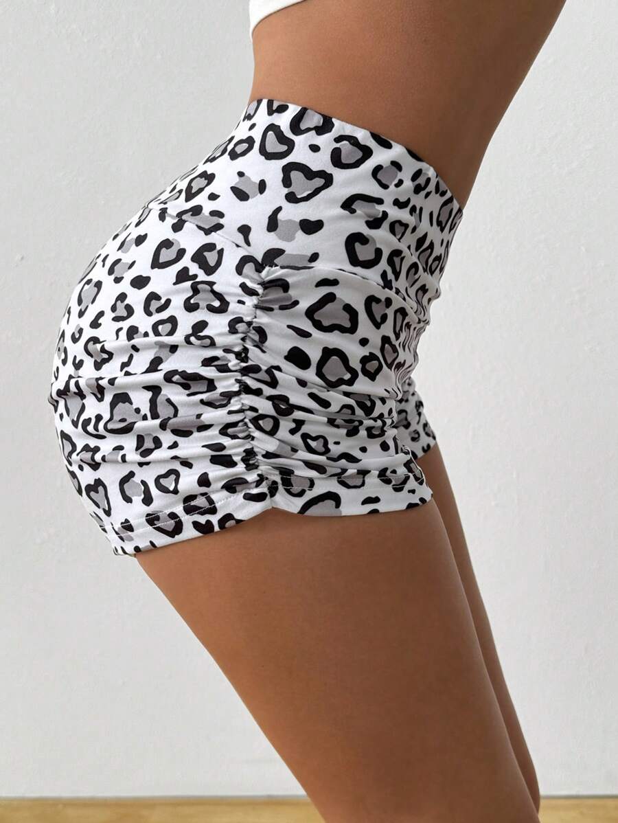 SHEIN EZwear Short ajusté à ourlet froncé imprimé léopard, convient pour le port quotidien et le sport - Noir et Blanc - Voir 1